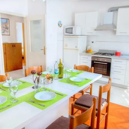 Apartment Viktorija 1828 *