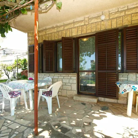 Viktorija 1828 Apartman Póla